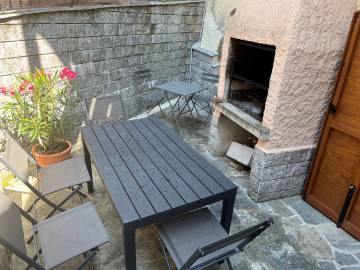 Terrasse mit Grillkamin